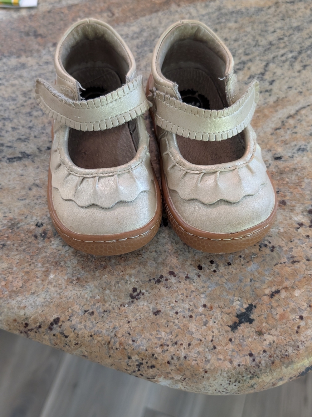 Toddler Girl Liv & Luca Metallic Cream Mary Jane Shoes with Velcro Strap Size 5